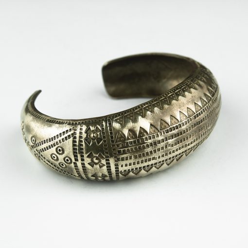 Hollow bracelet with mountains
